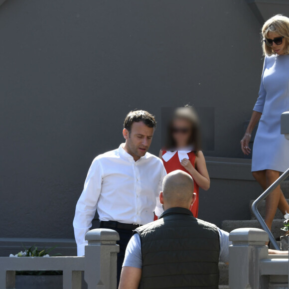 Le président de la république Emmanuel Macron, arrivé samedi soir au Touquet est sorti de sa villa et a pris un bain de foule dimanche midi accompagné de sa femme Brigitte Macron et d'une de ses petites-filles saluant de nombreux passants avant de se rendre à un déjeuner en famille. Le Touquet le 21 Avril 2019.
