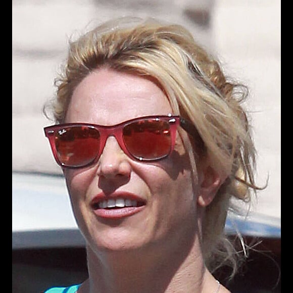 Exclusif - Prix Spécial - No Web - Britney Spears semble avoir un problème de dents. Elle s'est rendue à un rendez-vous chez son dentiste. En chemin, elle n'arrêtait pas de toucher ses dents avec sa langue. Une dent semble d'ailleurs particulièrement plus blanche que les autres et a l'air désaxée. Los Angeles, le 27 septembre 2018.