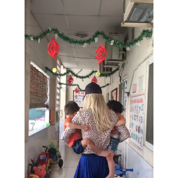 Laeticia Hallyday sur Instagram, le 15 avril 2019. Voyage au Vietnam avec ses filles, Jade et Joy. Elles ont visité l'association de Laeticia Hallyday et Hélène Darroze "La bonne étoile", qui vient en aide aux orphelins vietnamiens.