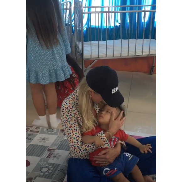Laeticia Hallyday sur Instagram, le 15 avril 2019. Voyage au Vietnam avec ses filles, Jade et Joy. Elles ont visité l'association de Laeticia Hallyday et Hélène Darroze "La bonne étoile", qui vient en aide aux orphelins vietnamiens.