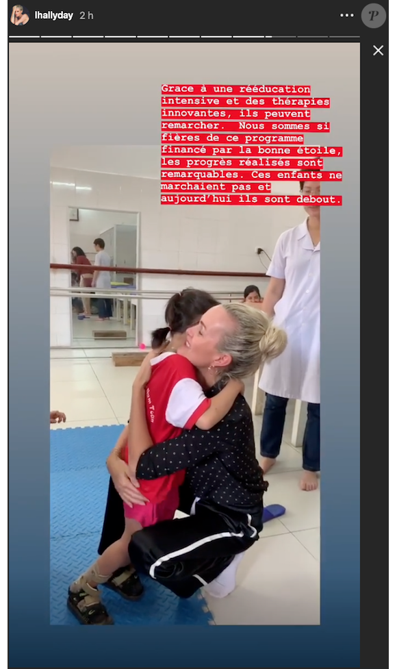 Laeticia Hallyday en visite dans une clinique orthopédique d'Hanoï, au Vietnam - avril 2019.