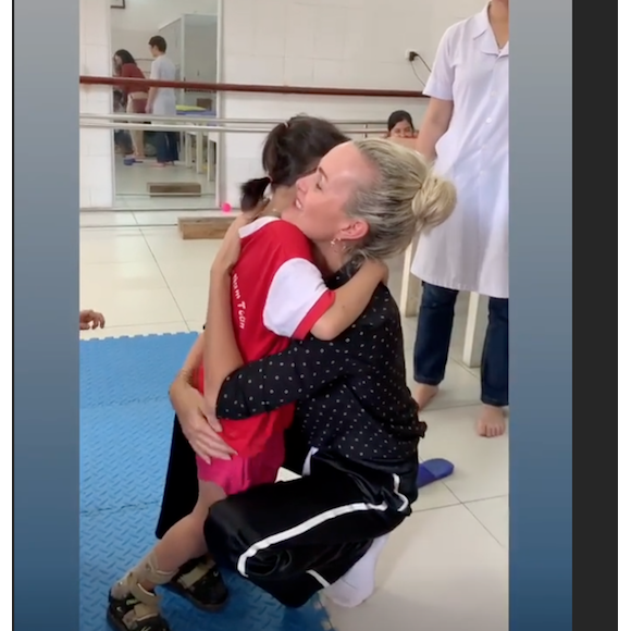 Laeticia Hallyday en visite dans une clinique orthopédique d'Hanoï, au Vietnam - avril 2019.