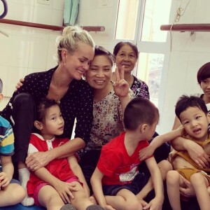 Laeticia Hallyday en visite dans une clinique orthopédique d'Hanoï, au Vietnam - avril 2019.