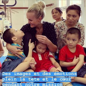 Laeticia Hallyday en visite dans une clinique orthopédique d'Hanoï, au Vietnam - avril 2019.