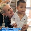 Laeticia Hallyday en visite dans une clinique orthopédique d'Hanoï, au Vietnam - avril 2019.