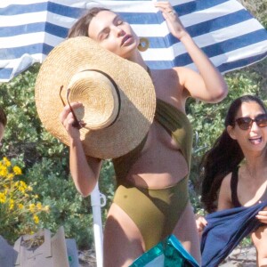 Emily Ratajkowski et des amies profitent d'un après-midi ensoleillée sur la plage de Malibu, à Los Angeles. Le 23 avril 2019.