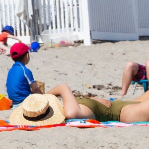 Emily Ratajkowski et des amies profitent d'un après-midi ensoleillée sur la plage de Malibu, à Los Angeles. Le 23 avril 2019.