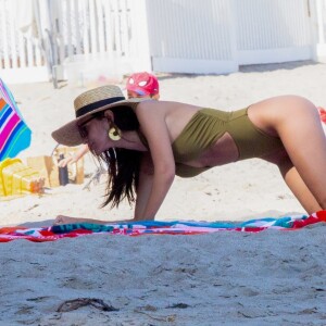 Emily Ratajkowski et des amies profitent d'un après-midi ensoleillée sur la plage de Malibu, à Los Angeles. Le 23 avril 2019.