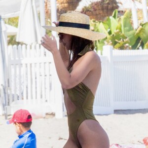 Emily Ratajkowski et des amies profitent d'un après-midi ensoleillée sur la plage de Malibu, à Los Angeles. Le 23 avril 2019.