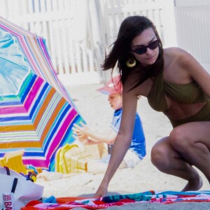 Emily Ratajkowski et des amies profitent d'un après-midi ensoleillée sur la plage de Malibu, à Los Angeles. Le 23 avril 2019.