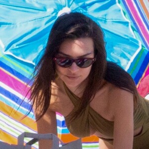 Emily Ratajkowski et des amies profitent d'un après-midi ensoleillée sur la plage de Malibu, à Los Angeles. Le 23 avril 2019.