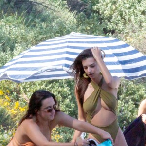 Emily Ratajkowski et des amies profitent d'un après-midi ensoleillée sur la plage de Malibu, à Los Angeles. Le 23 avril 2019.