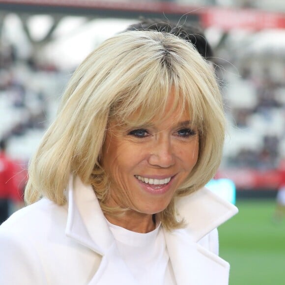 La Première Dame Brigitte Macron - La FFF, la ville de Reims, France 98 et Variété Club de France ont organisé un match de gala mixte pour l'égalité hommes-femmes afin de collecter des fonds pour la fondation des femmes et Femmes Relais 51 au stade Auguste-Delaune, à Reims, France, le 20 mars 2019. L'équipe mixte de Reims s'est imposée (7-2) face à l'équipe mixte du Variété Club de France. Le coup d'envoi a été donné par Muriel Robin. Reims, où la première équipe féminine de France a vu le jour en 1968, fait partie des villes hôtes de la Coupe du monde de football féminine (7 juin-7 juillet). © Dominique Jacovides/Bestimage