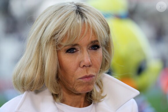 La Première Dame Brigitte Macron - La FFF, la ville de Reims, France 98 et Variété Club de France ont organisé un match de gala mixte pour l'égalité hommes-femmes afin de collecter des fonds pour la fondation des femmes et Femmes Relais 51 au stade Auguste-Delaune, à Reims, France, le 20 mars 2019. L'équipe mixte de Reims s'est imposée (7-2) face à l'équipe mixte du Variété Club de France. Le coup d'envoi a été donné par Muriel Robin. Reims, où la première équipe féminine de France a vu le jour en 1968, fait partie des villes hôtes de la Coupe du monde de football féminine (7 juin-7 juillet). © Dominique Jacovides/Bestimage