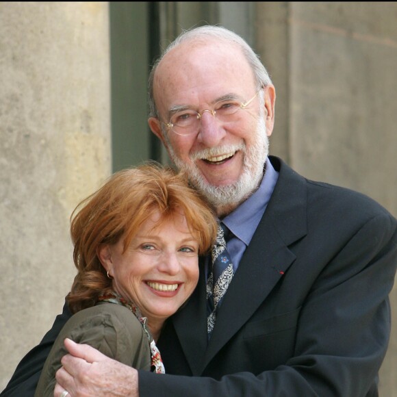 Jean-Pierre Marielle et sa femme Agathe Natanson sur le perron de l'Elysée à Paris, le 25 juin 2004.