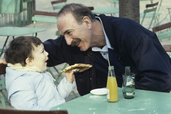 Jean-Pierre Marielle et son fils François au jardin du Luxembourg à Paris, le 23 mars 1984.