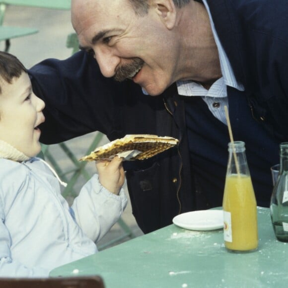 Jean-Pierre Marielle et son fils François au jardin du Luxembourg à Paris, le 23 mars 1984.