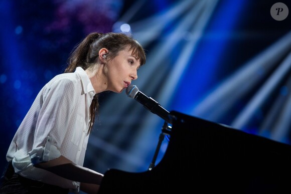 Exclusif - Jeanne Cherhal - Enregistrement de l'émission "Bon anniversaire Veronique Sanson" qui sera diffusée le 26 Avril 2019 à 21 heures sur France 3. Paris le 8 Avril 2019. Une grande soirée événement avec Véronique Sanson et ses amis. L'émission mettra à l'honneur les grandes dates de la vie de l'artiste. Pour chacune d'entre elles, la chanteuse devra replonger dans ses souvenirs pour retrouver à quel événement de sa vie cette date correspond. Une fois cet événement découvert, une surprise préparée dans le plus grand secret lui sera réservée par ses proches et les artistes qu'elle aime : des chansons en duo et en solo, des sketches inédits, des happenings. © Cyril Moreau / Bestimage