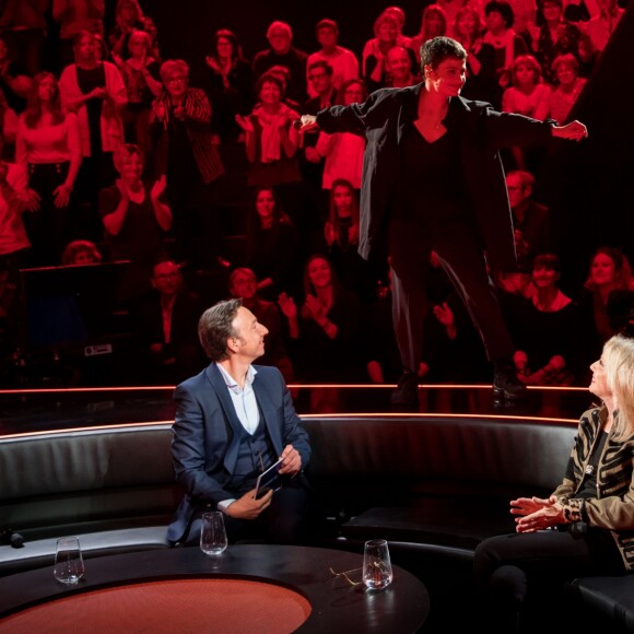 Exclusif - Stéphane Bern, Chris (Christine and the Queens) et Véronique Sanson - Enregistrement de l'émission "Bon anniversaire Veronique Sanson" qui sera diffusée le 26 Avril 2019 à 21 heures sur France 3. Paris le 8 Avril 2019. Une grande soirée événement avec Véronique Sanson et ses amis. L'émission mettra à l'honneur les grandes dates de la vie de l'artiste. Pour chacune d'entre elles, la chanteuse devra replonger dans ses souvenirs pour retrouver à quel événement de sa vie cette date correspond. Une fois cet événement découvert, une surprise préparée dans le plus grand secret lui sera réservée par ses proches et les artistes qu'elle aime : des chansons en duo et en solo, des sketches inédits, des happenings. © Cyril Moreau / Bestimage