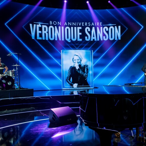 Exclusif -Enregistrement de l'émission "Bon anniversaire Veronique Sanson" qui sera diffusée le 26 Avril 2019 à 21 heures sur France 3. Paris le 8 Avril 2019. Une grande soirée événement avec Véronique Sanson et ses amis. L'émission mettra à l'honneur les grandes dates de la vie de l'artiste. Pour chacune d'entre elles, la chanteuse devra replonger dans ses souvenirs pour retrouver à quel événement de sa vie cette date correspond. Une fois cet événement découvert, une surprise préparée dans le plus grand secret lui sera réservée par ses proches et les artistes qu'elle aime : des chansons en duo et en solo, des sketches inédits, des happenings. © Cyril Moreau / Bestimage