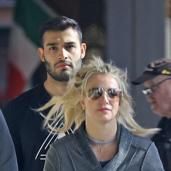 Exclusif - Britney Spears et son compagnon Sam Asghari se font plaisir au In-N-Out Burger à Los Angeles, Californie, Etats-Unis, le 6 janver 2019. Britney et Sam se rendent en Mercedes au driving du In-N-Out Burger et on aperçoit Britney manger dans la voiture. Le couple se rend ensuite dans une boutique de vélo pour acheter un VTT.
