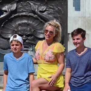 Exclusif- Britney Spears et ses enfants Jayden et Sean visitent Buckingham Palace et les autres attractions touristiques, accompagnés par deux gardes du corps. Londres, le 3 août 2018.