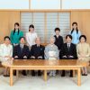 La famille impériale du Japon photographiée pour le Nouvel An 2019 : le prince héritier Naruhito et son épouse la princesse Masako, l'empereur Akihito, l'impératrice Michiko, le prince Fumihito d'Akishino et la princesse Kiko ; au deuxième rang : la princesse Mako, la princesse Aiko, le prince Hisahito et la princesse Kako. 