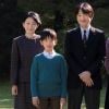 Le prince Fumihito d'Akishino avec son épouse la princesse Kiko et leurs enfants, la princesse Mako, la princesse Kako et le prince Hisahito à leur résidence à Tokyo le 30 novembre 2018 lors du 53e anniversaire du prince.