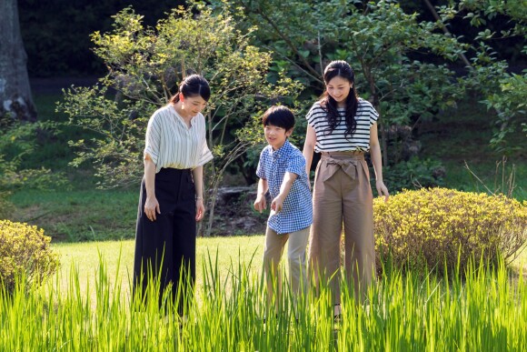 Le prince Hisahito du Japon, fils de Fumihito d'Akishino, avec ses soeurs les princesses Mako et Kako pour ses 12 ans à Tokyo le 6 septembre 2018.