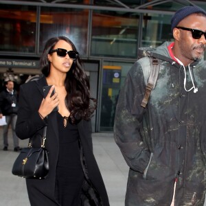 Idris Elba et sa compagne et fiancée Sabrina Dhowre arrivent à l'aéroport Heathrow, à Londres, le 15 avril 2019.
