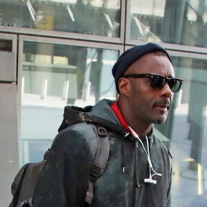 Idris Elba et sa compagne et fiancée Sabrina Dhowre arrivent à l'aéroport Heathrow, à Londres, le 15 avril 2019.