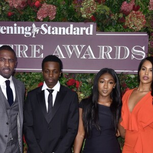 Idris Elba avec sa fille Isan Elba et sa fiancée Sabrina Dhowre à la 64e soirée annuelle des Standard Theatre Awards au Theatre Royal Drury Lane à Londres, le 18 novembre 2018.
