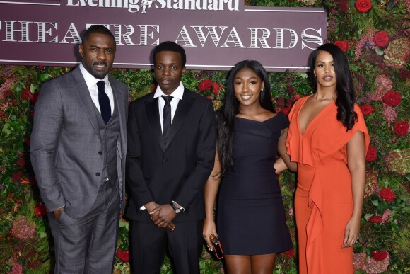 Idris Elba avec sa fille Isan Elba et sa fiancée Sabrina Dhowre à la 64e soirée annuelle des Standard Theatre Awards au Theatre Royal Drury Lane à Londres, le 18 novembre 2018.