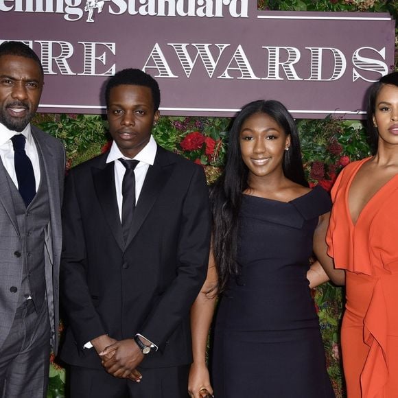 Idris Elba avec sa fille Isan Elba et sa fiancée Sabrina Dhowre à la 64e soirée annuelle des Standard Theatre Awards au Theatre Royal Drury Lane à Londres, le 18 novembre 2018.