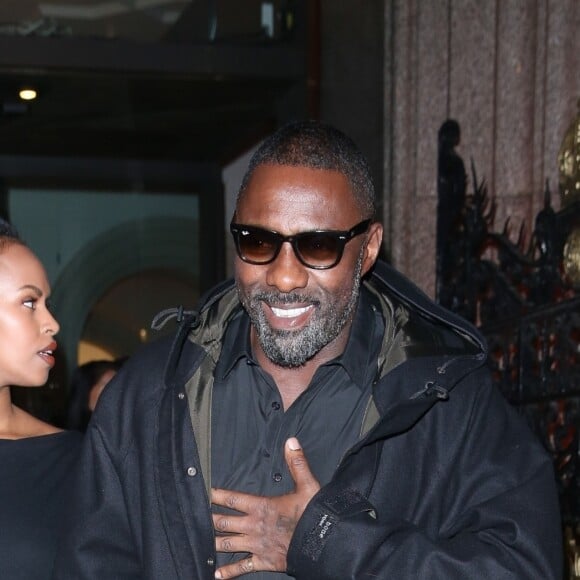 Idris Elba et Sabrina Dhowre à une soirée organisée par le magazine Vogue à la National Gallery à Londres, le 8 novembre 2018.