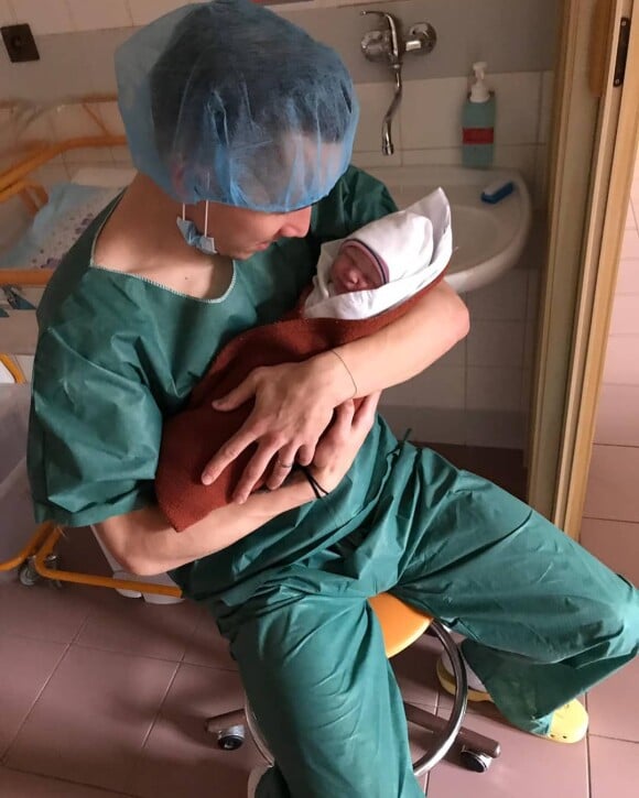 Josef Sural et son nouveau-né en février 2019.