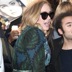 La chanteuse Adele rencontre ses fans dans la rue à New York, le 25 novembre 2015.