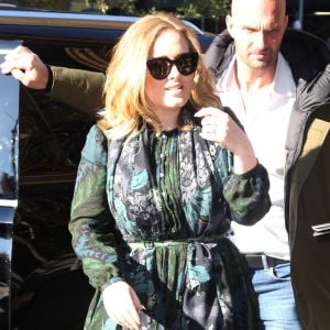 La chanteuse Adele rencontre ses fans dans la rue à New York, le 25 novembre 2015.