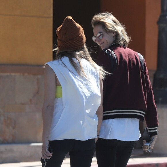 Exclusif - Cara Delevingne et sa compagne Ashley Benson Cara, sa soeur et sa petite amie font leurs emplettes, le trio s'est d'abord arrêté à Bed, Bath and Beyond (magasin de décoration dédié au bien être), où Ashley fait rire les deux soeurs en essayant de marcher avec bouteille d'eau en équilibre sur la tête. Les jeunes femmes ont ensuite fait les courses pour la semaine et se sont offertes des fleurs, Los Angeles le 16 mars 2019.