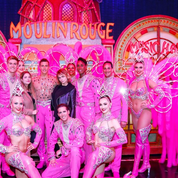 Exclusif - Cara Delevingne et sa compagne Ashley Benson posent avec les danseurs de la revue du Moulin Rouge à Paris, France, le 9 avril 2019. © Marc Ausset-Lacroix/Bestimage