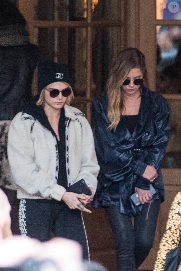 Ashley Benson et sa compagne Cara Delevingne - People à la sortie de l'hôtel Ritz à Paris le 5 mars 2019.