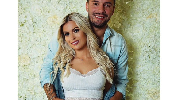 Carla Moreau (Les Marseillais) enceinte : son joli baby bump fait sensation !