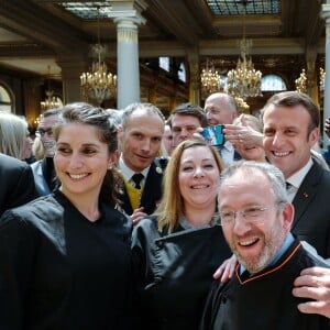 Emmanuel Macron, président de la republique. Le président de la République reçoit les métiers de bouche au palais de l'Elysée à Paris, pour la fête du 1er mai. © Xavier Popy / Pool / Bestimage