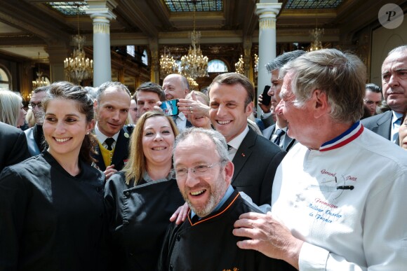 Emmanuel Macron, président de la republique. Le président de la République reçoit les métiers de bouche au palais de l'Elysée à Paris, pour la fête du 1er mai. © Xavier Popy / Pool / Bestimage