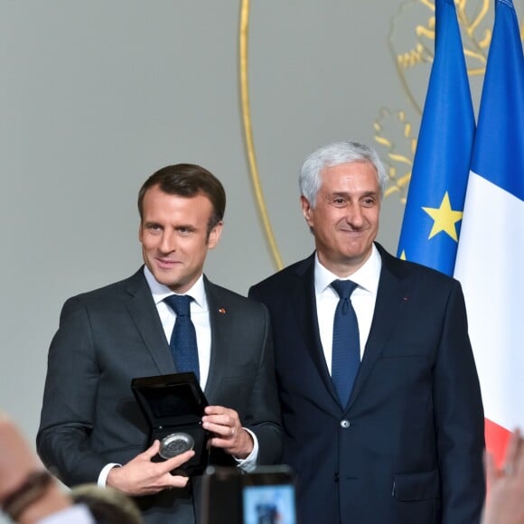 Emmanuel Macron, président de la republique et Stéphane Layani, président du MIN de Rungis. Le président de la République reçoit les métiers de bouche au palais de l'Elysée à Paris, pour la fête du 1er mai. © Xavier Popy / Pool / Bestimage