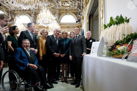 Didier Guillaume, ministre de l'agriculture, Muriel Penicaud, ministre du travail, Stéphane Layani, président du MIN de Rungis, Brigitte Macron et Emmanuel Macron, président de la republique. Le président de la République reçoit les métiers de bouche au palais de l'Elysée à Paris, pour la fête du 1er mai. © Xavier Popy / Pool / Bestimage