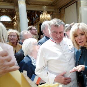 Brigitte Macron. Le président de la République reçoit les métiers de bouche au palais de l'Elysée à Paris, pour la fête du 1er mai. © Xavier Popy / Pool / Bestimage