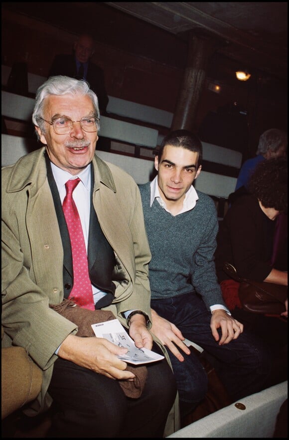 Daniel Toscan du Plantier et son fils Carlo à la première d'un spectacle de Marie-Christine Barrault à Paris, le 20 novembre 2001.
