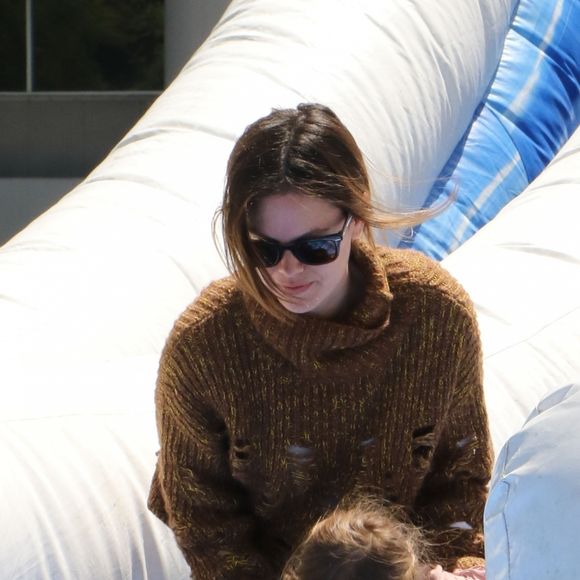 Hayden Christensen et son ex Rachel Bilson passent la journée avec leur fille Briar Rose au Farmer's Market à Studio City, Los Angeles, Californie, Etats-Unis, le 5 mai 2019.