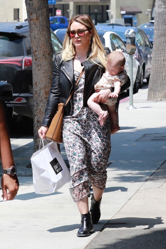 Hilary Duff est allée déjeuner chez Joan's On Third avec sa fille Banks à Studio City, le 4 mai 2019